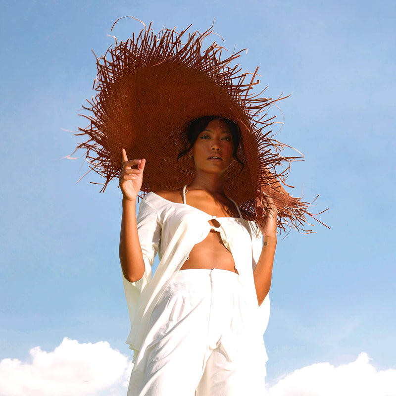 AMORA Oversized Woven Straw Hat in Chestnut Brown